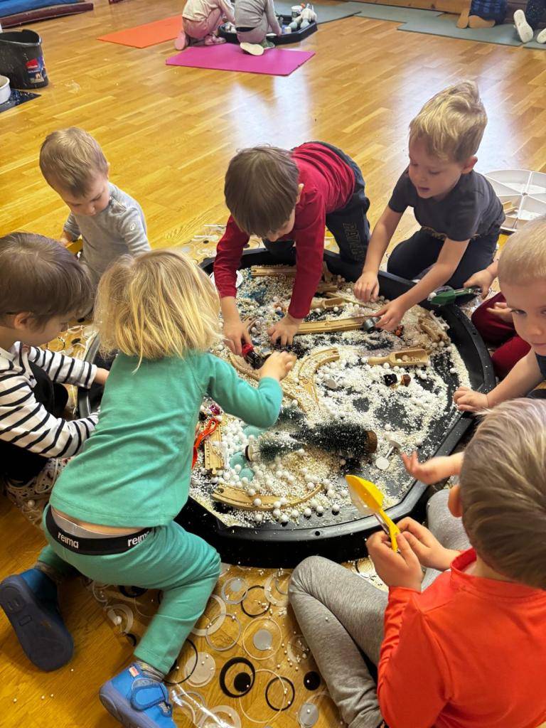Smyslohraní na téma zima zahrnovalo tvoření, hraní a objevování různorodých technik a pomůcek.