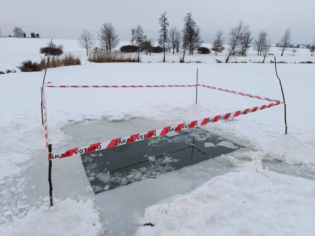 Moravský rybářský svaz Kvasice upozorňuje občany, že na nových rybnících u Cukrovaru jsou vysekány díry v ledu pro okysličení ryb. Při bruslení dbejte zvýšené opatrnosti.