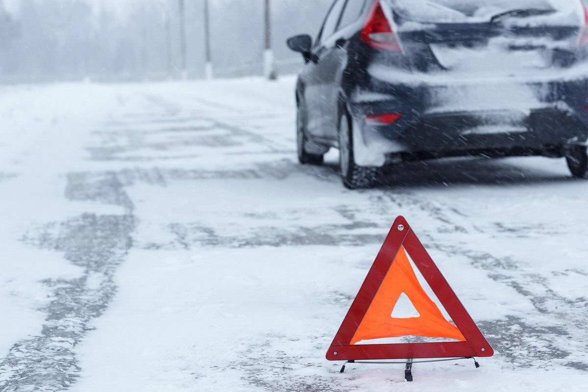 Dopravní nehody se mohou stát komukoli a je klíčové vědět, jak se v takových situacích chovat. Prvním krokem je zůstat v klidu a posoudit, zda jsou všichni účastníci v pořádku. Zabezpečte místo nehody, například umístěním výstražného trojúhelníku.