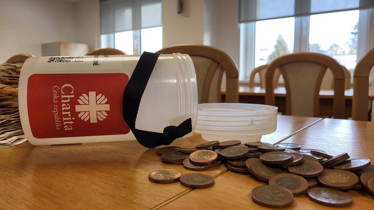 Zástupci Charity Hlučín odpečetili pokladničky a spočítali příspěvky koledníkům do Tříkrálové sbírky. Letos se u nás vybralo rekordních 116 066 Kč. Moc děkujeme všem, kteří jste otevřeli dveře koledníkům a přispěli do Tříkrálové sbírky. Moc děkujeme také všem koledníkům.