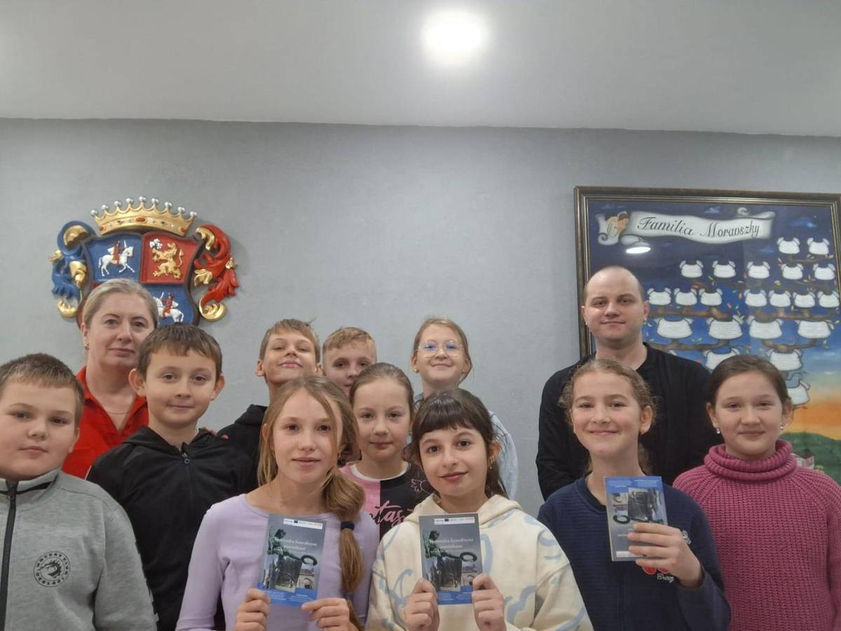 Dnes dňa 14. novembra 2025 nás v knižnici a turisticko-informačnom centre navštívili v doprovode p. učiteľky Vranovej žiaci 4.B (Spojená škola – Ústredie). V rámci prednášky si vypočuli nové poznatky k hrobke a dejinám rodiny Moravských.     Ďakujeme za návštevu