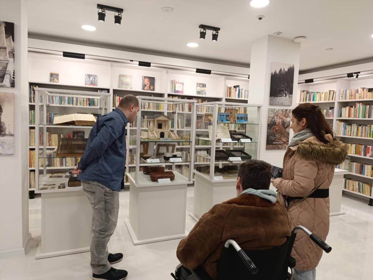 Dňa 20. 11. 2025 nás v knižnici a turisticko-informačnom centre navštívili klienti CSS Žarec – pracovisko Čierne. V rámci prehliadky interiéru a dostupného knižničného fondu si vypočuli aj výklad k aktuálnym výstavám.    Ďakujeme za návštevu. Tešíme sa opäť nabudúce.