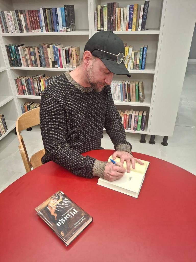 V rámci natáčania relácie Slovensko v obrazoch (STVR) navštívil knižnicu a turisticko-informačné centrum moderátor, redaktor a spisovateľ Michal Slanička.     V našom fonde disponujeme aj autorovými dielami.