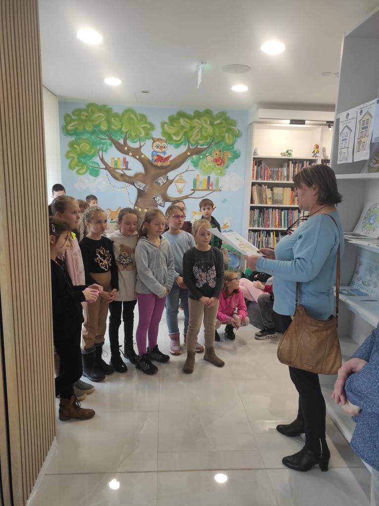 Dňa 20. 11. 2025 nás v doprovode pani učiteliek navštívili žiaci prvého stupňa ZŠ a MŠ – Vyšný koniec. Po prehliadke knižnice si tiež zasúťažili v dopĺňaní omaľovániek zo série významných stavieb v našej obci.     Najkrajšie práce boli odmenené.    Ďakujeme za milú návštevu. Tešíme sa opäť nabudúce.
