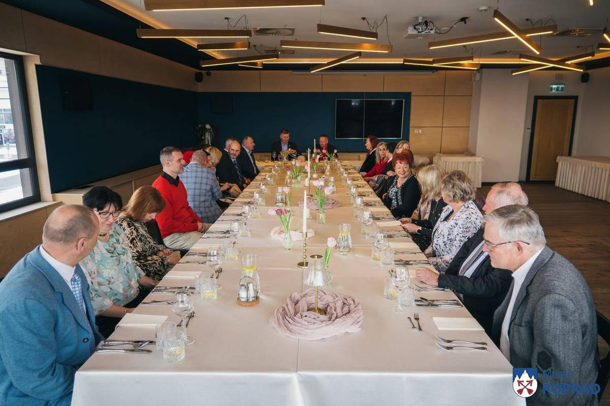 Primátor mesta Anton Danko pozval riaditeľov škôl na neformálny novoročný obed. Cieľom stretnutia uskutočneného dňa 14.1.2026 bolo poďakovať im za ich prácu a vytvoriť priestor na diskusiu k novinkám v školstve.   „Veľmi toto stretnutie oceňujem. Čaká nás niekoľko zmien v legislatíve, ktoré je potrebné zakomponovať do všetkých školských dokumentov, pripraviť sa na reformu od septembra 2026 a s tým súvisiace kroky. Myslím si, že toto stretnutie oceňujú aj moji kolegovia, pretože je to pekná tradícia, keď sa spolu stretneme riaditelia nielen základných, ale aj stredných škôl, ktorých tak málo poznáme a sme v úzkom kontakte iba pri tejto príležitosti, takže beriem to veľmi pozitívne,“ uviedla riaditeľka ZŠ s MŠ Komenského Monika Strnková.  „Takéto neformálne stretnutia majú svoj zmysel najmä v tom, že prinášajú otvorenú diskusiu. Tak to bolo aj tentokrát. Aj vďaka výmene názorov sa posilňuje spolupráca medzi mestom a školami, čo má pozitívny vplyv na rozvoj vzdelávania v meste Poprad“ dodal primátor Anton Danko.