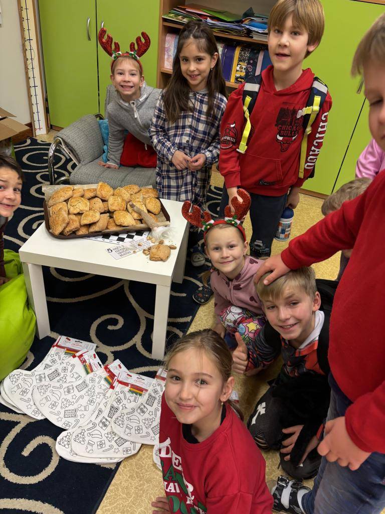 Žáci 2.A se aktivně zapojili do přípravy na vánoční jarmark, kde prodávali vlastnoručně upečené vánoční štoly. Tento projekt podporuje nejen kreativitu, ale také týmovou spolupráci a dovednosti v kuchyni.