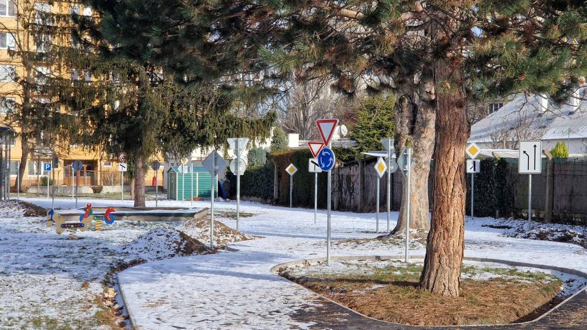 Mesto úspešne zrealizovalo investičnú akciu zameranú na vybudovanie moderného detského dopravného ihriska, ktorého cieľom je rozvíjať dopravné povedomie detí už od útleho veku a zároveň vytvoriť bezpečný a podnetný priestor na hru a vzdelávanie.