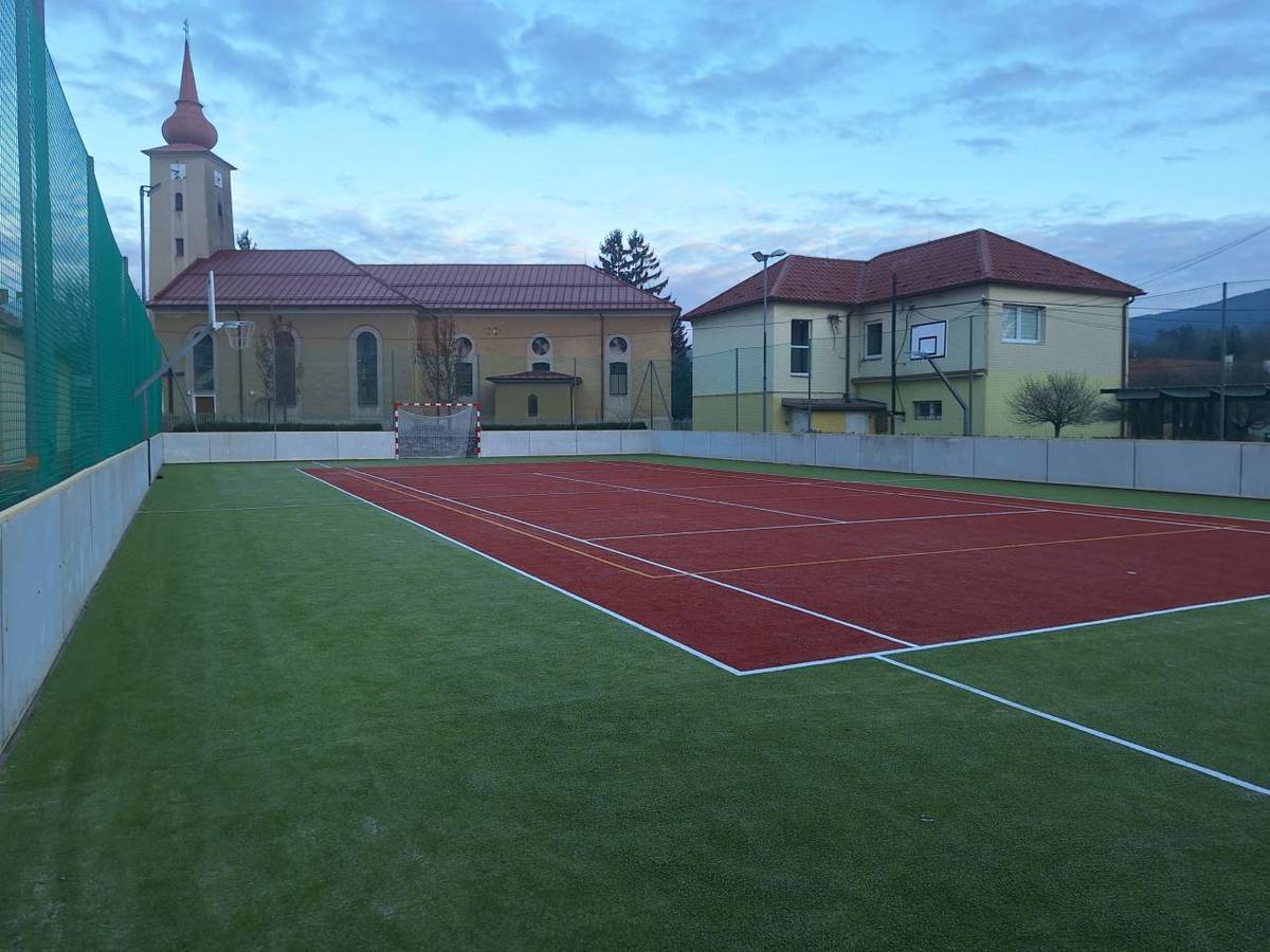 Vážení občania ,dovoľujeme si vás informovať o skvelej správe. V týchto dňoch boli ukončené práce na projekte Revitalizácia multifunkčného ihriska , z dotácie Ministerstva cestovného ruchu a športu -Schválené prostriedky zo štátneho rozpočtu v roku 2025 v sume 40 511,86 €.