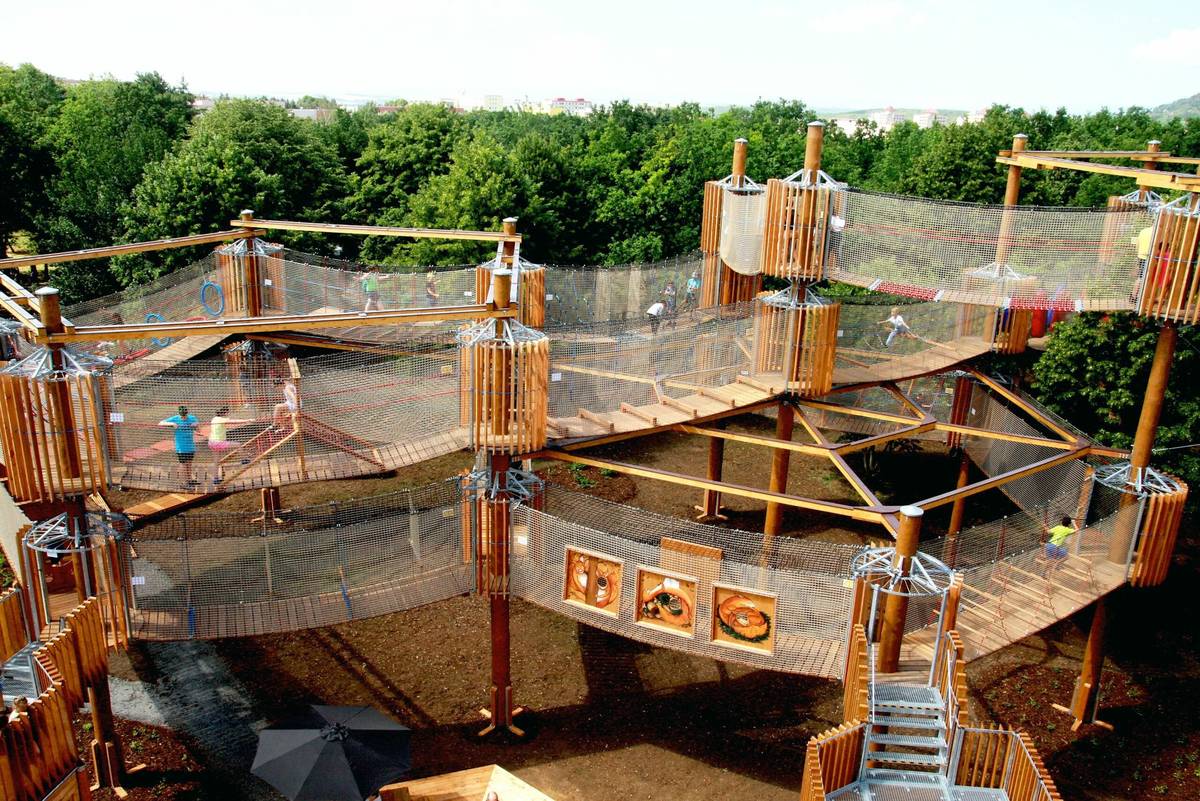 Město Nové Sedlo připravuje realizaci nového herního prvku – 3D bludiště a chce, aby sloužilo co nejvíce lidem a zapadlo do prostředí, kde bude nejlépe využité. Proto se obracíme na vás, obyvatele našeho města. Součástí ankety je také ilustrační fotografie, která přibližuje typ herního prvku. Finální podoba však vznikne až na základě návrhu dodavatele a technických možností. Budeme rádi, když nám pomůžete rozhodnout, kde by mělo být 3D bludiště umístěno. Vaše zpětná vazba nám pomůže vybrat místo, které bude dávat největší smysl pro děti, rodiče i celé město. Děkujeme, že se podílíte na společném rozhodování. 👉 Jak se do ankety zapojit? Anketa je zveřejněna v aplikaci MUNIPOLIS pod odkazem: https://www.munipolis.cz/app/anketa/B43LxGfY Své názory můžete zasílat do neděle 25. ledna 2026. ℹ️ Probíhá také ještě druhá anketa – provoz sběrného dvora Současně běží i další anketa, která se týká provozu městského sběrného dvora. I tu jsme společně připravovali a budeme rádi, když se zapojíte i do ní. Pomůže nám to nastavit služby tak, aby odpovídaly skutečným potřebám obyvatel města - zde odkaz: https://www.munipolis.cz/.../provozni-doba-sberny-dvur