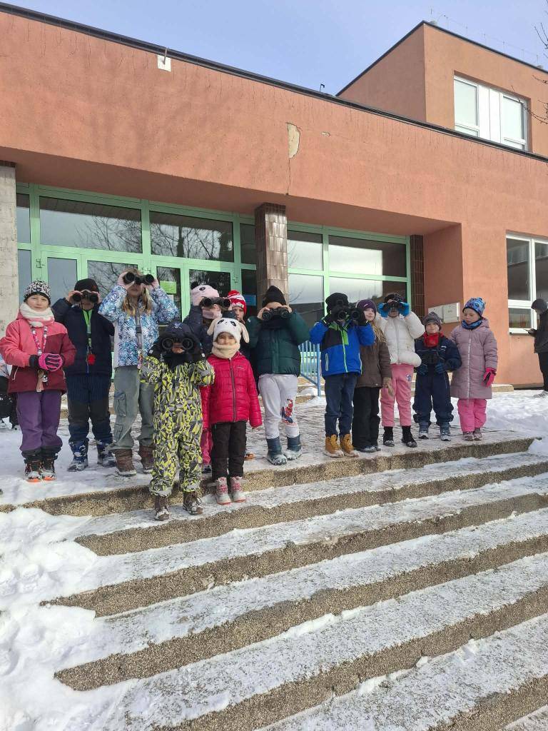 O chování přezimujících ptáků se toho ví velmi málo. A tak tím, že sčítáme a pozorujeme ptáčky, ornitologové získávají přehled, kteří ptáci ubývají a kteří přibývají v České republice. Naše škola se také 10. 1. 2026 zapojila do akce Ptačí hodinka. Děti pozorovaly, zakrmovaly a moc jsme si to užili.