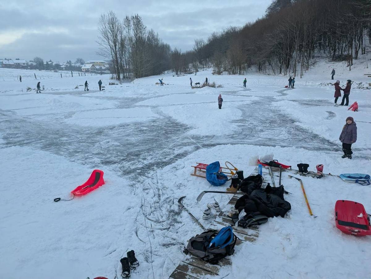 Milí Ochozáci, opět se obracíme s prosbou o pomoc dětem s odhrabáním sněhu na biotopu. Moc děkujeme všem, kteří se i tentokrát kdykoliv během dne zapojí. Led pod vrstvou sněhu je po nástřiku kvalitní. Upozorňujeme, že vstup na něj je vždy rizikem a je na vlastní nebezpečí.