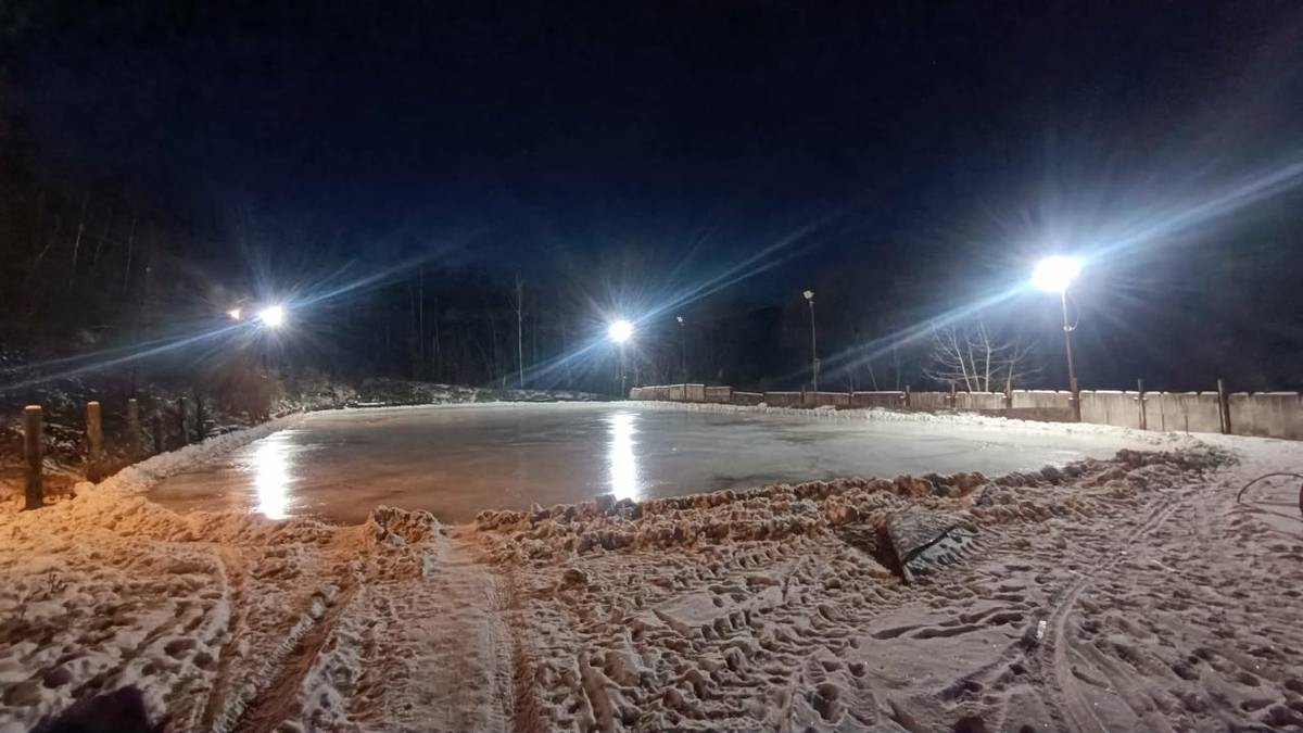 Vážení rodičia, dospelí! Ak máte chuť, príďte sa s vašimi ratolesťami pokorčuľovať na klzisko, ktoré je od dnes k dispozícii.