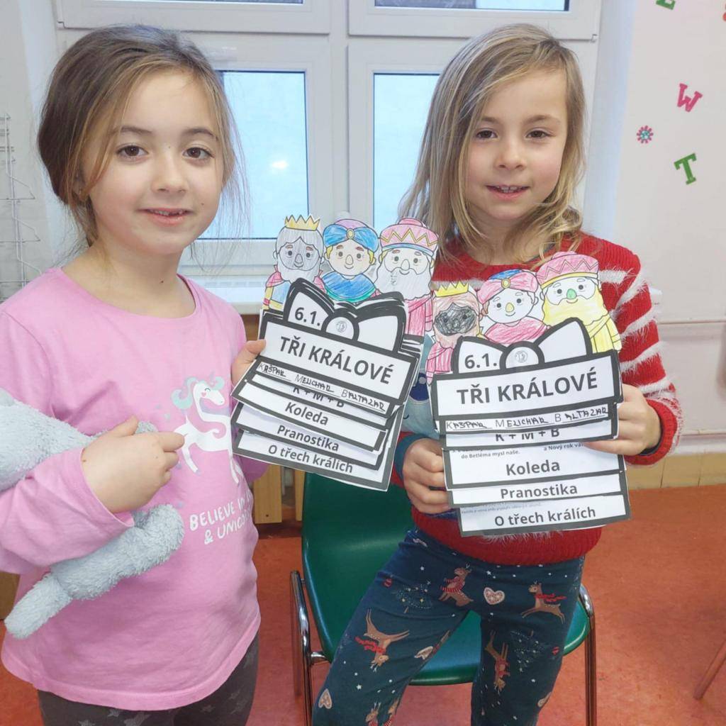 Nezapomněli jsme také  na Tři krále a zkusili jsme obarvenou vodou tvořit obrázky na sněhu. Moc nám to sice nešlo, ale zkusili jsme.......