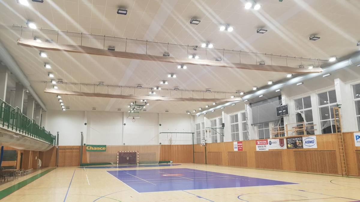 Oprava palubovky ve sportovní hale