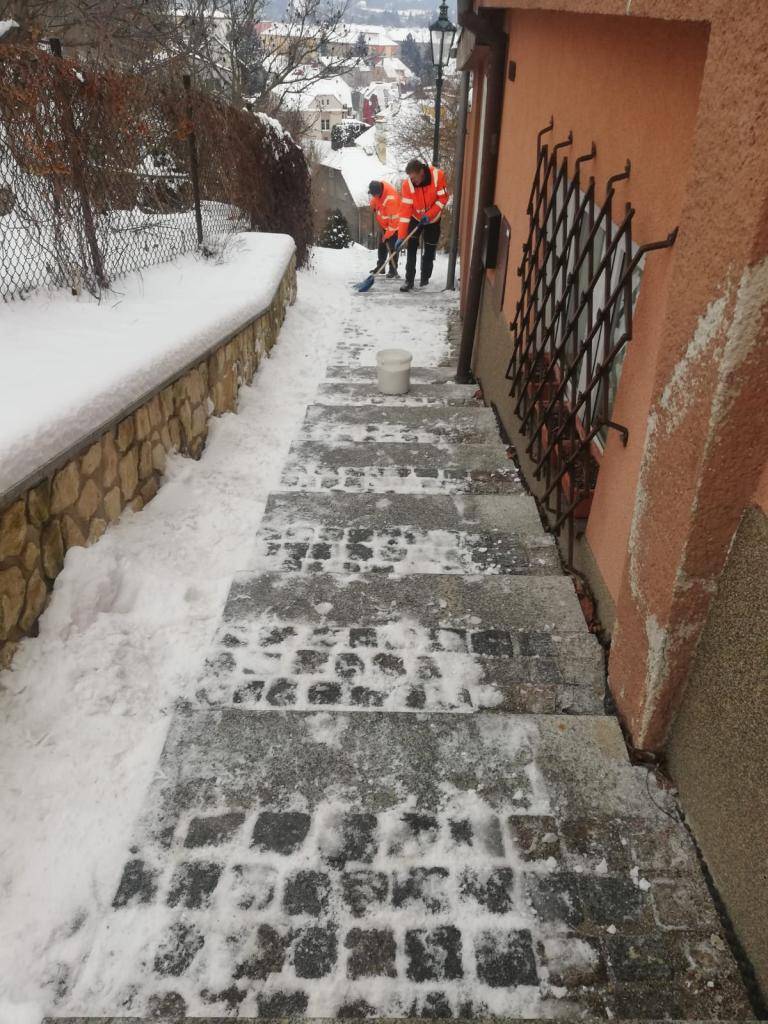 Současné zimní počasí, kdy Žatec trápí sníh a ledovka, způsobuje řadu potíží, neboť chůze a jízda ve městě bývají komplikované. Pro tyto případy má město připraven Plán zimní údržby, jenž stanovuje, které vozovky a které chodníky se mají uklízet prioritně.