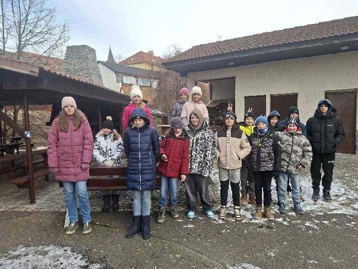 Stejně, jako tomu bylo v minulém školním roce, také tentokrát jsme na vánoční prázdniny připravili v okolí školy digitální únikovou hru.