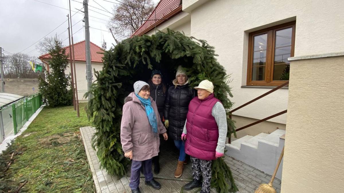 Touto cestou sa chceme srdečne poďakovať všetkým, ktorí sa podieľali na realizácii nášho Betlehema. Poďakovanie patrí Komunitnému centru, Mlynu u Anastázii, Máriovi, B., Kristiánovi S., Richardovi S. a Slavomírovi B. Za ochotu, nasadenie a prínos k výzdobe areálu pod Lipou.
