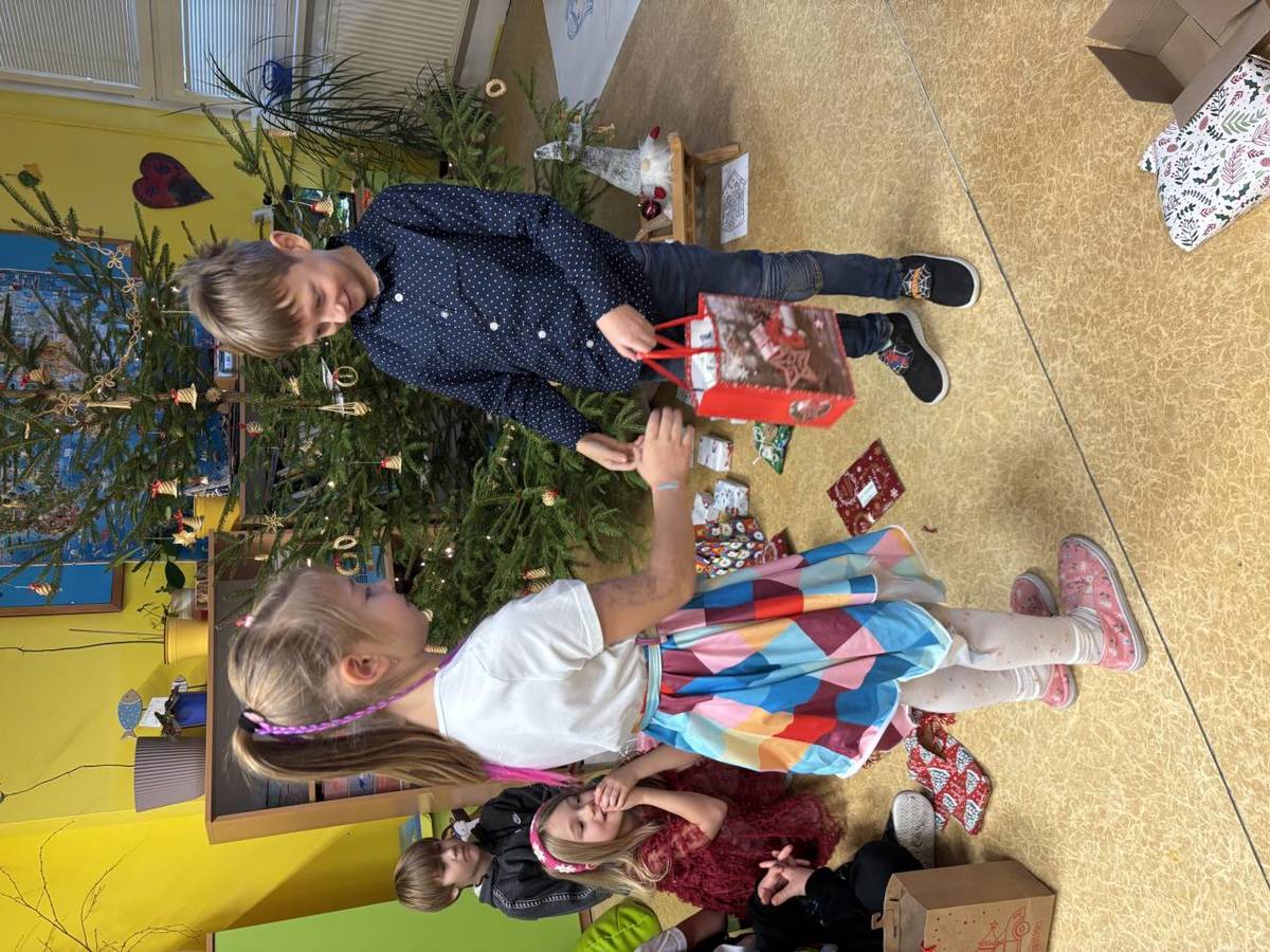 Po dobu adventu se v naší třídě připomínal vánoční skřítek, který nám na každý den připravil novou kulišárnu, odměnu či úkol. Tato zábavná tradice přinesla dětem radost a napětí.