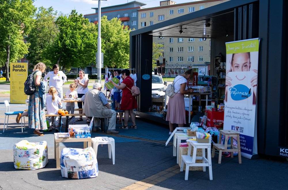 👉 Od 12. do 26. května 2026 ožije prostor u kruhového objezdu na Hlavní třídě pop-up expozicí Sdílko. V pěti designových kontejnerech se představí lokální tvůrci, designéři, spolky, neziskové organizace ad. 📝 Chcete se zapojit? Přihlaste se prostřednictvím formuláře na webu sdilko.cz. ✅Vítáni jsou prodejci, tvůrci, organizátoři workshopů, výstav i ochutnávek. 📅 Uzávěrka přihlášek: 15. 2. 2026