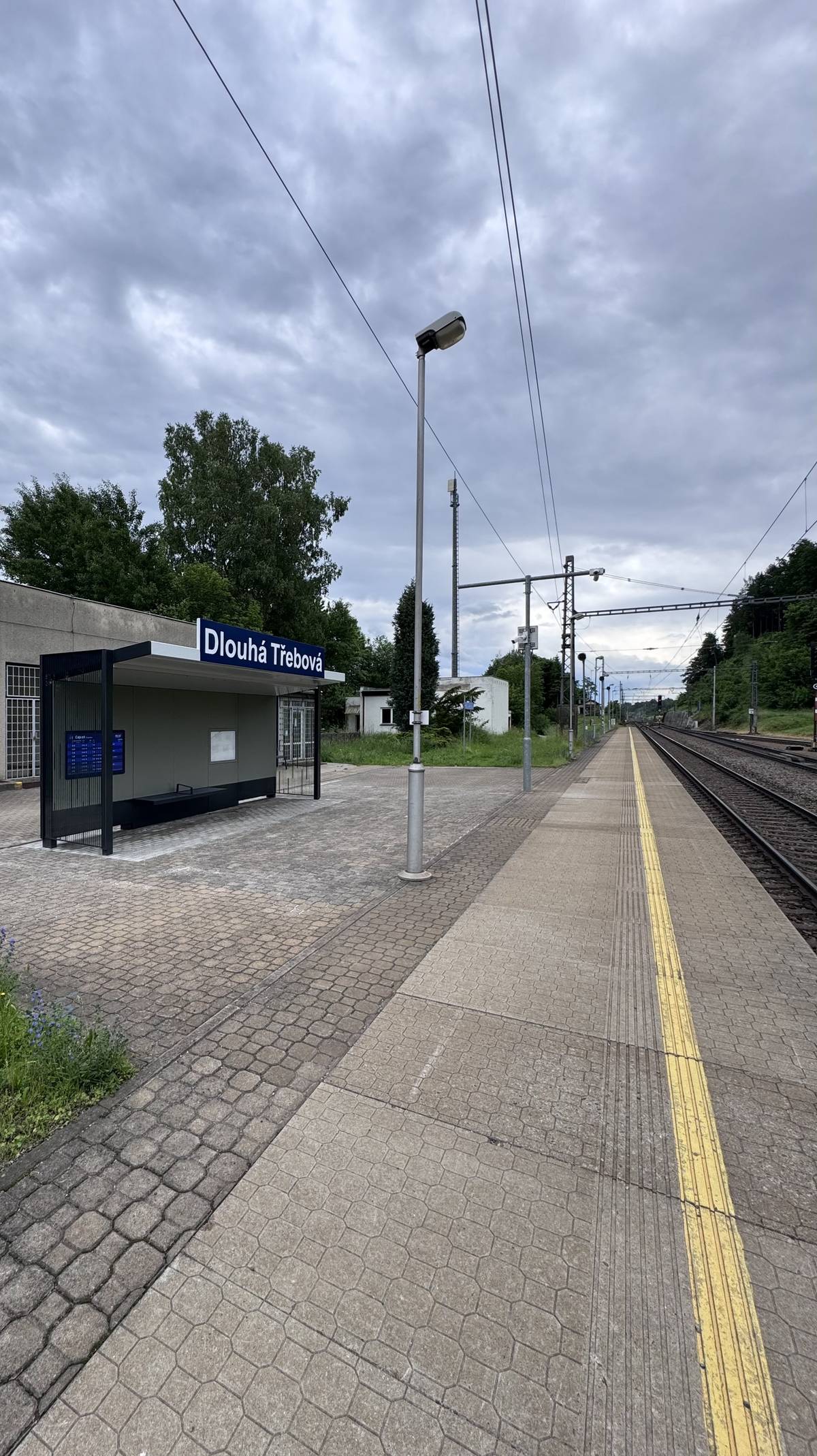 Na základě připomínek obyvatel a žádosti obce se podařilo vyjednat změnu v jízdním řádu osobních vlaků. Dva důležité ranní spoje, které měly Dlouhou Třebovou projíždět, zde budou nově opět zastavovat. Konkrétně jde o vlaky: • 5:05 do Kolína • 7:01 do Pardubic Ranní spoje jsou pro řadu obyvatel důležité kvůli cestám do práce i do škol. O to více nás těší, že se jejich zastavování v obci podařilo zachovat. Podle aktuálních informací by změna měla platit od 8. března 2026.