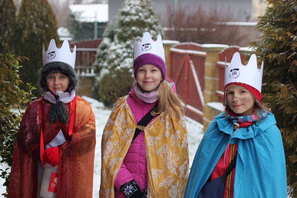 Charita srdečně děkuje všem, kteří přispěli ve tříkrálové sbírce. V Kobylnicích se letos vybralo 94.247 Kč. Je to o 10.401 Kč více než v loňském roce. Všem dárcům patří upřímné poděkování. Děkujeme koledníkům, kteří se vydali do ulic a obětovali svůj volný čas a pohodlí pro dobrou věc. Kolednické skupinky vedli: Petra Štefková, Markéta Němcová, František Kubát, Ema Zlatníková, Tereza Klašková a Markéta Klašková Poděkování patří i koledníkům. Letos to byli tito: Eliška Otiepková, Mia Šmehlíková, Anička Janíková, Terezka Janíková, Alenka Buchtová, Karolínka Slaninová, Kuba Slanina, Leontýnka Špondrová, Tom Špondr, Veronika Rákociová, Markétka Nováková, Nela Černatovičová, Kristýnka Klašková, Ondra Klaška, Bětka Brtníková, Honzík Martinásek, Filip Martinásek a Vojta Martinásek. Obec Kobylnice Vás srdečně zve na Kobylnický obecní ples v sobotu 17.1.2026 ve 20:00 hodin do sálu sokolovny v Kobylnicích. K tanci a poslechu hraje kapela Těsně Vedle. Rezervace stolů je možná u p. Urbánkové: telefonicky: 727 964 899 nebo osobně na obecním úřadě. Vstupné 150 Kč.   Veřejné zasedání Zastupitelstva obce Kobylnice se uskuteční v úterý 20.1.2026 v 18:00 hod. v zasedací místnosti OÚ. Navržený program zasedání: 1.      Rozhodnutí o pořízení a schválení zadání Změny č. 1 Územního plánu Kobylnice Farní tým vás zve na Farní ples – Benátská noc v sobotu 24.1.2026 od 20:00 hod. v sokolovně v Kobylnicích. Vstupenky lze zakoupit na místě, vstupné 250 Kč.