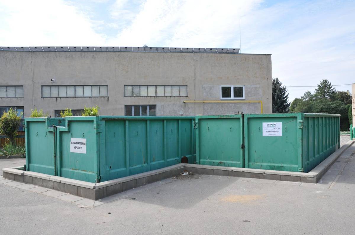 zdarma: bioodpad, papír, plasty, polystyren, plechovky, sklo, elektrozařízení, nebezpečné odpady (barvy, lepidla, léky, oleje..),  koberce, matrace, nábytek,…    za úplatu: pneumatiky, stavební a demoliční odpady