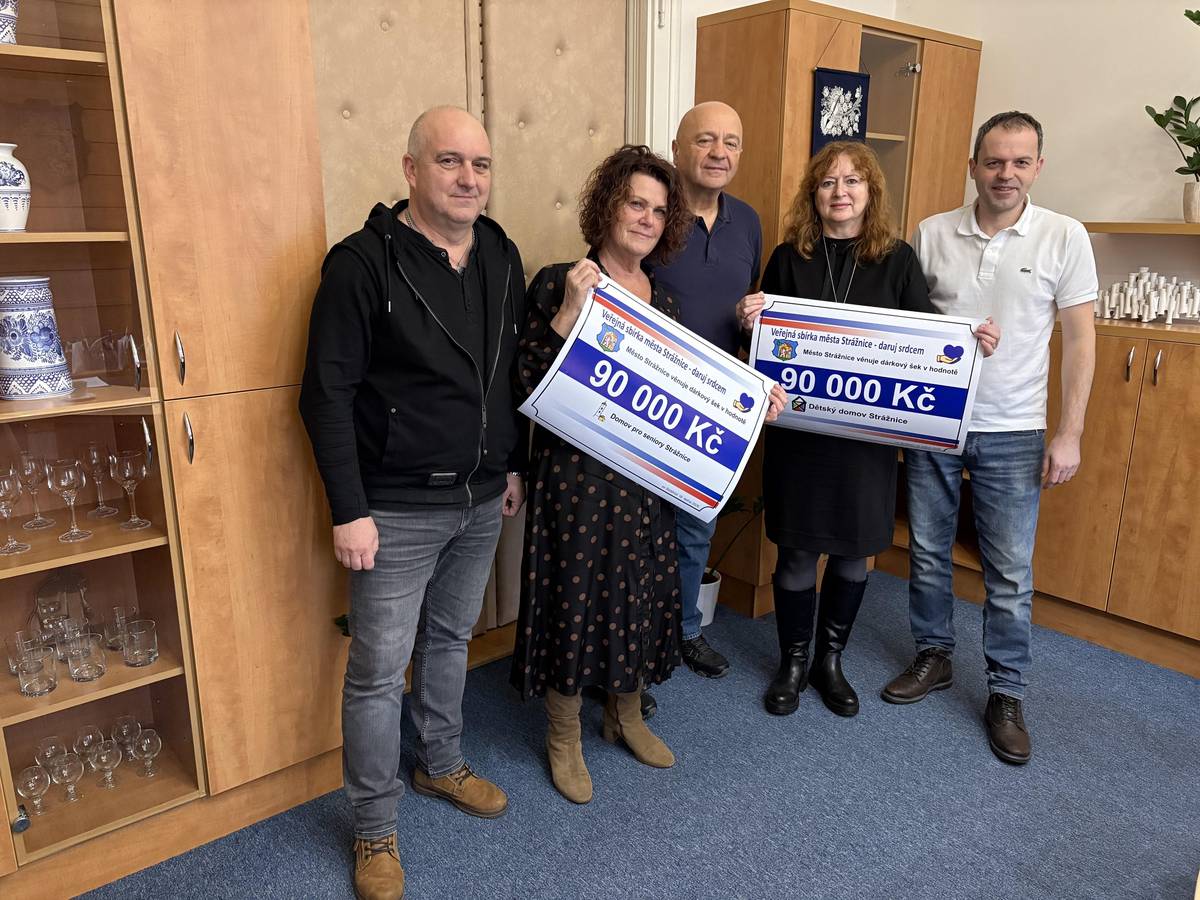 Vánoční svátky v našem městě opět ukázaly, že nám osud druhých není lhostejný. S velkou radostí a vděčností vám oznamujeme výsledek letošní vánoční sbírky. 🎄 Díky vaší štědrosti se podařilo vybrat 173 000 Kč. Sbírka byla ukončena v neděli 21. 12. 2025. Dary připsané až o víkendu bohužel nebyly bankou zaúčtovány a byly vráceny zpět dárcům. Proto se rada města rozhodla částku dorovnat a město přispělo tak, aby celkový výtěžek činil krásných 180 000 Kč. 💛 Celá částka byla rozdělena mezi dětský domov a domov pro seniory ve Strážnici, které dlouhodobě pomáhají těm, kteří to nejvíce potřebují. Často se ptáme, zda i malý příspěvek může něco změnit. Vy jste nám dali jasnou odpověď – ano, má to smysl. Děkujeme každému, kdo se do sbírky zapojil. Ukázali jste, že solidarita, lidskost a empatie v našem městě stále žijí. 🙏 Pevně věříme, že se tato sbírka stane každoroční vánoční tradicí našeho města. Děkujeme! 💙🎁