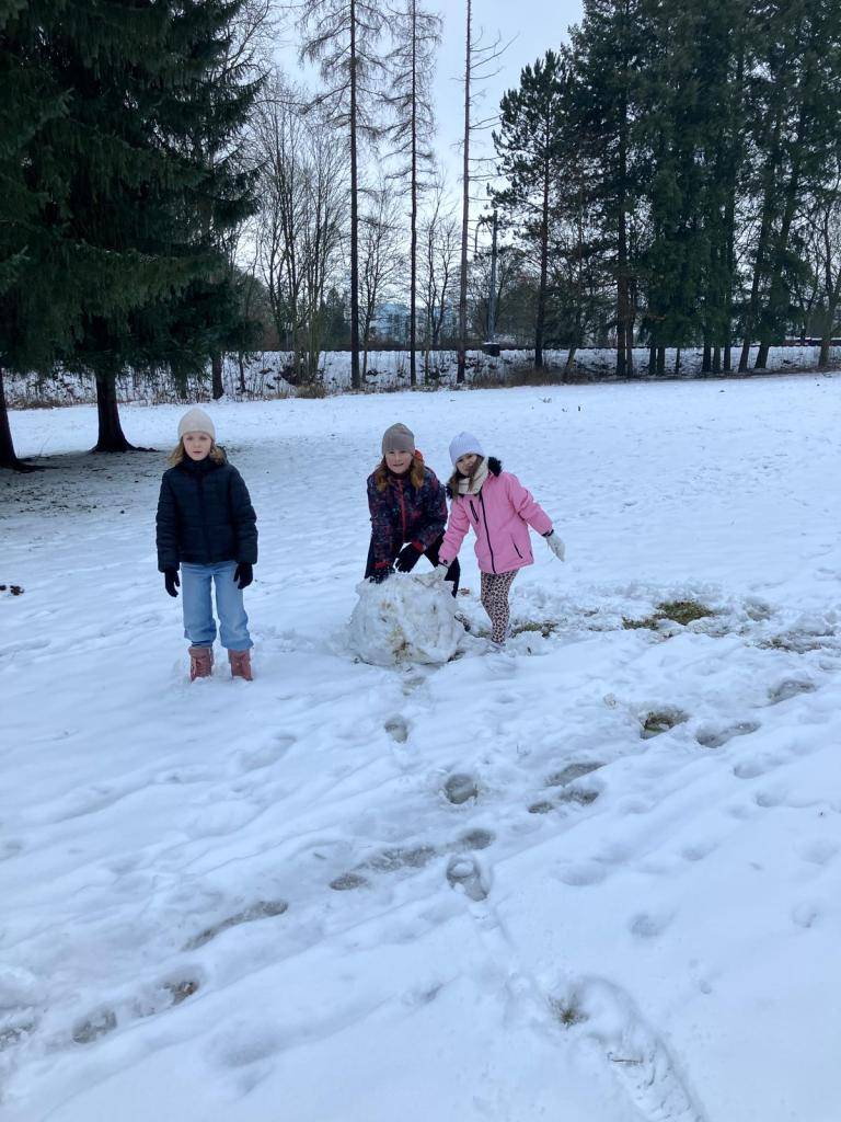 3.B testuje vlastnosti sněhu – padá, studí, lepí se, je mokrý, těžký, ale stojí to za to.