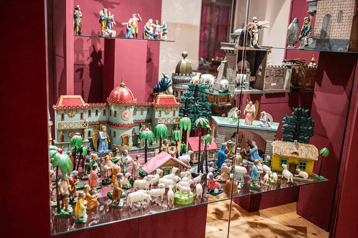 🌟 Vánoční svátky jsou za námi, ale kouzlo betlémů a zimní pohody může návštěvníky provázet i nadále. Muzeum Hlučínska zve veřejnost na výstavu Cesta do Betléma, která představuje tradiční betlémy ze sbírek Ostravského muzea. Jde o jedinečný soubor exponátů, které dosud lidé na Hlučínsku neměli příležitost spatřit. Výstava potrvá až do Hromnic, tedy do 2. února 2026.   Expozice nabízí pestrou přehlídku dřevěných i papírových betlémů různých stylů a stáří. Výrazným lákadlem jsou dvě mistrovská díla řezbáře Pavla Kufy z Mostů u Jablunkova. Jedná se o betlém zobrazující klanění Tří králů a goralský betlém přenášející diváky do prostředí valašské salaše plné muzikantů a pastýřů. Oba soubory vycházejí z beskydské řezbářské tradice předávané z generace na generaci. K nejcennějším exponátům patří betlémy z 19. století. Jeden z největších pochází z Příbora a do ostravských sbírek se dostal už ve 30. letech 20. století díky knězi Josefu Slavíčkovi z Libhoště. Nechybí v něm valašští pastýři, žánrové postavy ani tzv. pastuchové – koledníci s papírovými čepicemi, kteří o svátku Tří králů obcházeli vesnice s lidovou hrou.   Přijďte se vydat na cestu do Betléma, do světa řemeslné zručnosti, tradic a příběhů, které dokážou zahřát i v zimním období.   👉 Celý článek naleznete zde: https://bit.ly/4qRAf4I   #hlucin #mestohlucin #vystavabetlemu #betlemy #muzeumhlucinska