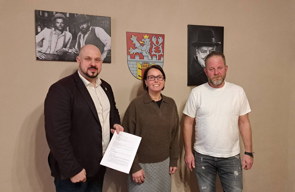 Město Litoměřice v úterý 13. ledna podepsalo smlouvu o převodu pozemku v areálu bývalých kasáren pod Radobýlem, kde má do sedmi let vzniknout 120 bytových jednotek.  Smlouvu podepsal místostarosta Jiří Adámek s jednatelem firmy GL Konstrukce s r.o. Milošem Náprstkem, která nabídla nejvyšší částku. Ta bude mít nyní od zveřejnění smlouvy na úřední desce 30 dnů na úhradu zhruba 12,5 milionu korun. Prodej se týká plochy o rozloze 3 426 metrů čtverečních. Dnes na ní stojí mimo jiné bývalá vojenská jídelna a kinosál. Lokalita sousedí s budovou archivu a tělocvičnou Městských sportovních zařízení. „Smlouva nastavuje poměrně přísné podmínky, jejichž nesplnění by znamenalo sankce. Například do jednoho roku od podpisu musí investor získat stavební povolení a do sedmi let mít stavbu zkolaudovanou,“ nastínil místostarosta Litoměřic Jiří Adámek a doplnil, že tento prodej byl připravován dlouhodobě s důrazem na jistotu, že byty na místě skutečně vzniknou.     „Cílem je určit také ráz další výstavby v této lokalitě, například využití podzemního parkování a pomyslně tak odstartovat rozvoj nové městské části,“ doplnil místostarosta Adámek. Dokument rovněž určuje základní parametry plánované výstavby, například maximální výšku v podobě čtyř nadzemních podlaží. V přízemí mají kromě bytů vzniknout také nebytové prostory pro různé služby. Parkování rezidentů bude řešeno formou podzemních garáží. {gallery}02026/byty_kasarny_podpis_smlouvy{/gallery}