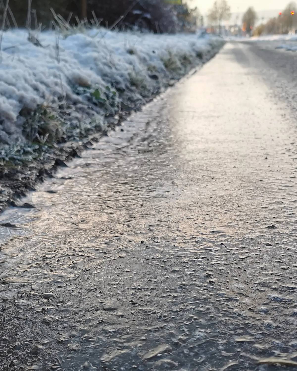 Vážení občané, dbejte prosím zvýšené opatrnosti při pohybu na komunikacích. Od dnešního odpoledne do zítřejšího rána platí vysoký stupeň nebezpečí námrazy. Krizová místa jsme nyní opětovně ošetřili solí avšak opatrnost je na místě. Přejeme hezký a klidný večer.