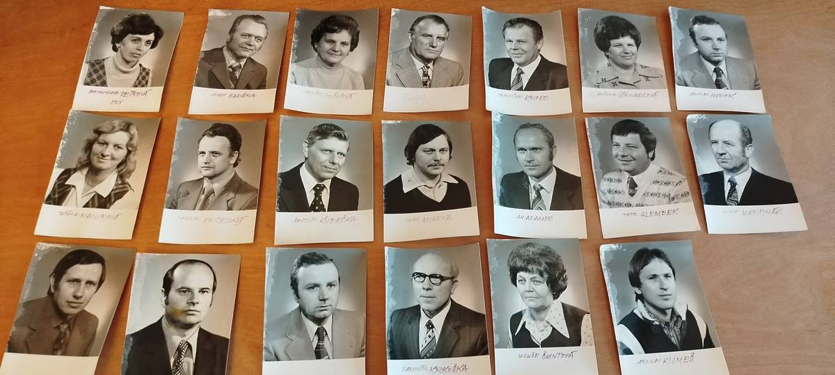 Vážení spoluobčané, Dnes jsem měla tu čest z pozice matrikářky a kronikářky obce navštívit Zemský archiv v Opavě a při předání matričních knih absolvovat školení, exkurzi a bádání v jednom. Zemský archiv v Opavě odvádí opravdu velmi kvalitní práci a většina historických pramenů je díky této instituci k dispozici v digitální formě a Vy sami si tak můžete z pohodlí domova prohlížet staré matriky, kroniky a další materiály. Jaké bylo mé překvapení, když na mě po návratu zpět čekalo v kanceláři překvapení v podobě krabice plné starých fotografií, které objevili naši zaměstnanci údržby. Fotografií je opravdu hodně a bude delší dobu trvat, než se mi podaří je všechny naskenovat, roztřídit a zařadit. Zasílám Vám alespoň malou ochutnávku a doufám, že mnohé z Vás potěší, ať už vzpomínkou na mládí, nebo na některé z blízkých, přátel nebo osobností naší obce. Pokud někdo z Vás ví, při jaké příležitosti byly tyto fotografie pořízeny, budu ráda za vaše komentáře. Kristýna Amálie Heczková – kronikářka obce