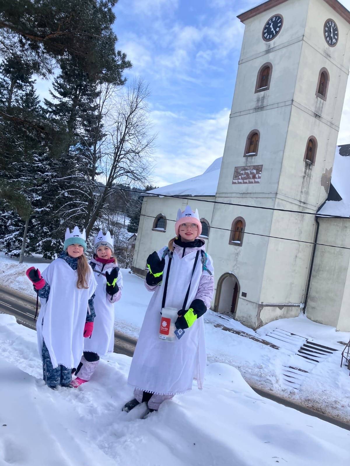 Vážení Zlatoolešňáci, rádi bychom vám poděkovali za vaši štědrost a otevřená srdce. V letošní Tříkrálové sbírce 2026 se v naší obci podařilo vybrat krásných 12 290 Kč, což je opět více než v loňském roce.   Velké poděkování patří všem, kteří přispěli, otevřeli své domovy koledníkům, i samotným koledníkům a jejich doprovodu, kteří se do sbírky zapojili. Díky vám může výtěžek pomoci tam, kde je to skutečně potřeba – v oblasti zdravotních a sociálních služeb na Trutnovsku.   Je vidět, že solidarita a ochota pomáhat má v naší obci své pevné místo. Děkujeme Eva Kmiećová, starostka ❤️