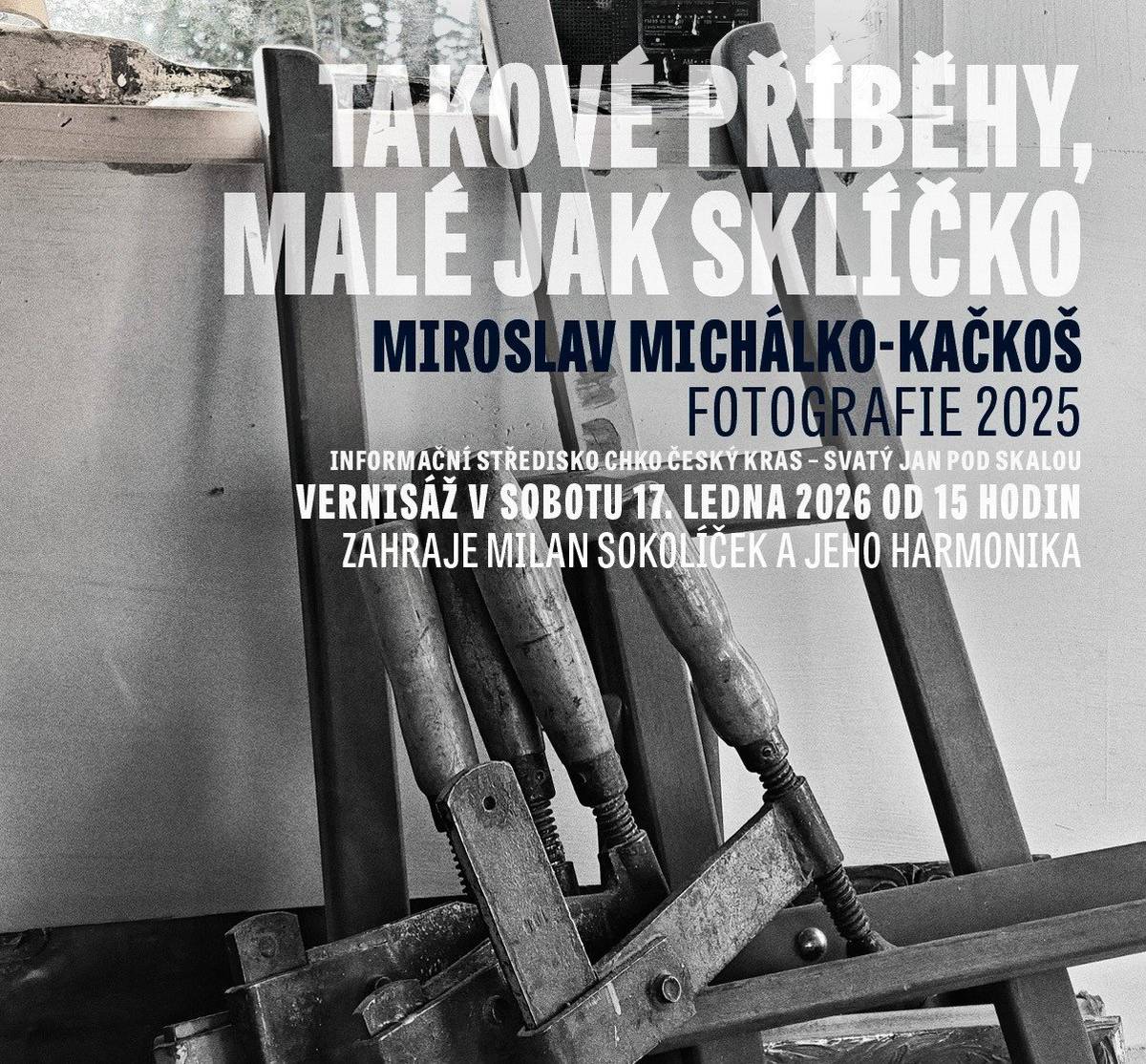 Dobrý den dovoluji si vás pozvat na otevření již jedenácté výstavy v prostorách infocentra CHKO Český kras Svatý Jan pod Skalou, v budově čp 2.  Jde o černobílé komorně laděné fotografie Miroslava Michálka - Kačkoše z Vráže.  Vernisáž proběhne v sobotu 17. ledna od 15 hodin, hrát bude oproti pozvánkou ohlášenému hudebníkovi Táňa Fišerová a Metanoia spolu s HelénRockHousle.  Výstava potrvá do konce června 2026, přístupná bude v otevírací době infocentra nebo pro skupiny na vyžádání mailem info@svatyjan.cz . V rámci vernisáže bude možno shlédnnout také výstavu obdobně laděných fotografií bratra Šimona s názvem Ruce, která je instalována v galerii Napořád v přízemí kláštera.     Jiří Bouček