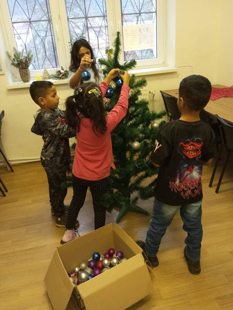Posledný mesiac v roku sa v našom komunitnom centre niesol v znamení príprav na najkrajšie sviatky roka. December bol pre nás všetkých obdobím, kedy sa priestory centra naplnili vôňou medovníkov, detským smiechom a pocitom vzájomnej blízkosti.