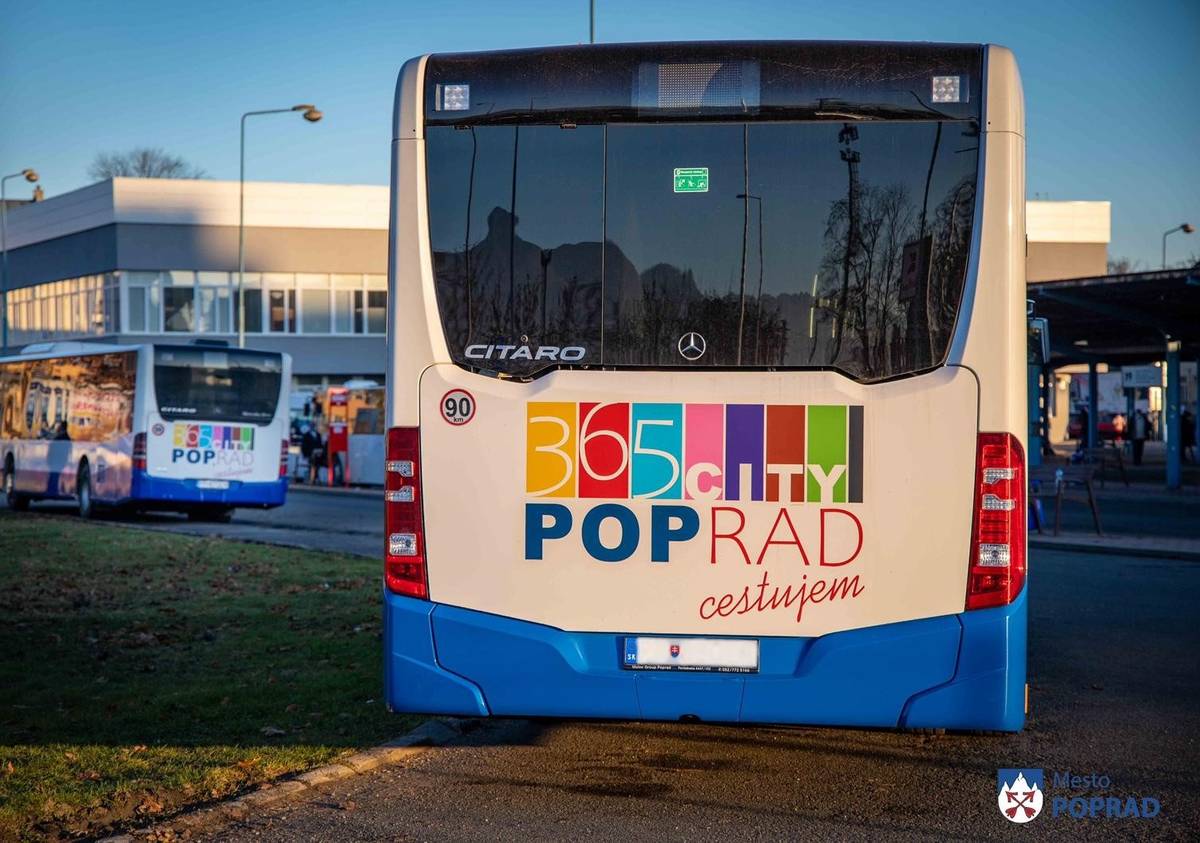 Mesto Poprad od 1.1.2026 zrušilo občanom poplatok súvisiaci s výrobou dopravnej karty „Cesta za zdravím“.  Poplatok za vydanie karty bol doteraz 9,50 € (platnosť 8 rokov), k čomu bol priratúvaný manipulačný poplatok vo výške  2 €, čiže spolu sa platilo 11,50 €.  „Je to výzva pre všetkých, ktorí si zatiaľ túto dopravnú kartu nevybavili, aby začali využívať našu mestskú hromadnú dopravu. Budú sa môcť voziť v ôsmich novučičkých bezemisných autobusoch, ktoré spĺňajú najvyššie štandardy ekologickej dopravy,“ povedal primátor Anton Danko.  Využívaním MHD občania šetria svoje peniaze i životné prostredie. Poprad je jedným iba z dvoch miest na Slovensku, kde je poskytovaná bezplatná MHD.