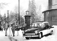 Další idylka, tentokrát zimní: v NDR bylo velkým zázrakem sehnat lyže, natož Wartburg s látkovým střešním dílem. Vůz má registraci z Eisenachu