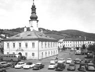 Na pohlednicích československých měst můžeme každou chvíli nějaký wartburg najít. Parkují i na náměstí v Jeseníku