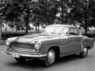 Dvoumístný Wartburg 313 Sport měl být šperkem továrny, ale výroba se omezila na necelých pět set kusů. Příliš dlouhá kapota, ukrývající minimalistický agregát, nepůsobí zrovna vyváženě…