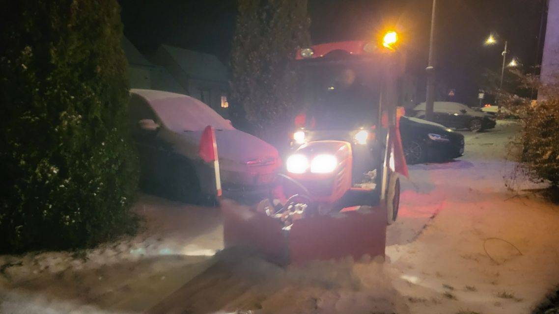 Najskôr na prelome rokov a následne od sneženia z nedele 11. na pondelok 12. januára 2026 dalo počasie zamestnancom úseku údržby Obecného úradu Smolenice poriadne zabrať.