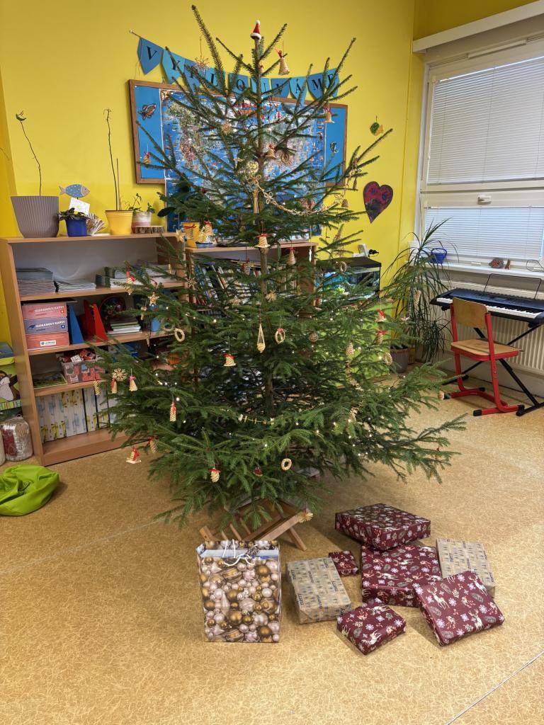 Žáci navštěvující kroužek deskových her obdrželi pod stromečkem nové a zajímavé hry. Tyto hry přinesou do jejich setkání novou zábavu a příležitosti pro rozvoj dovedností.