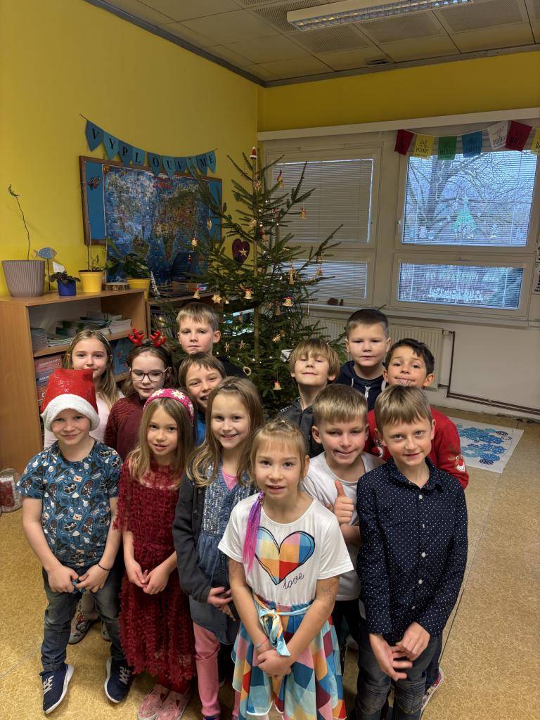 Žáci 2. A si při vánoční besídce navzájem předávali dárečky, čímž navodili krásnou vánoční pohodu. Tato akce byla skvělou příležitostí pro společné sdílení radosti a posílení přátelství.