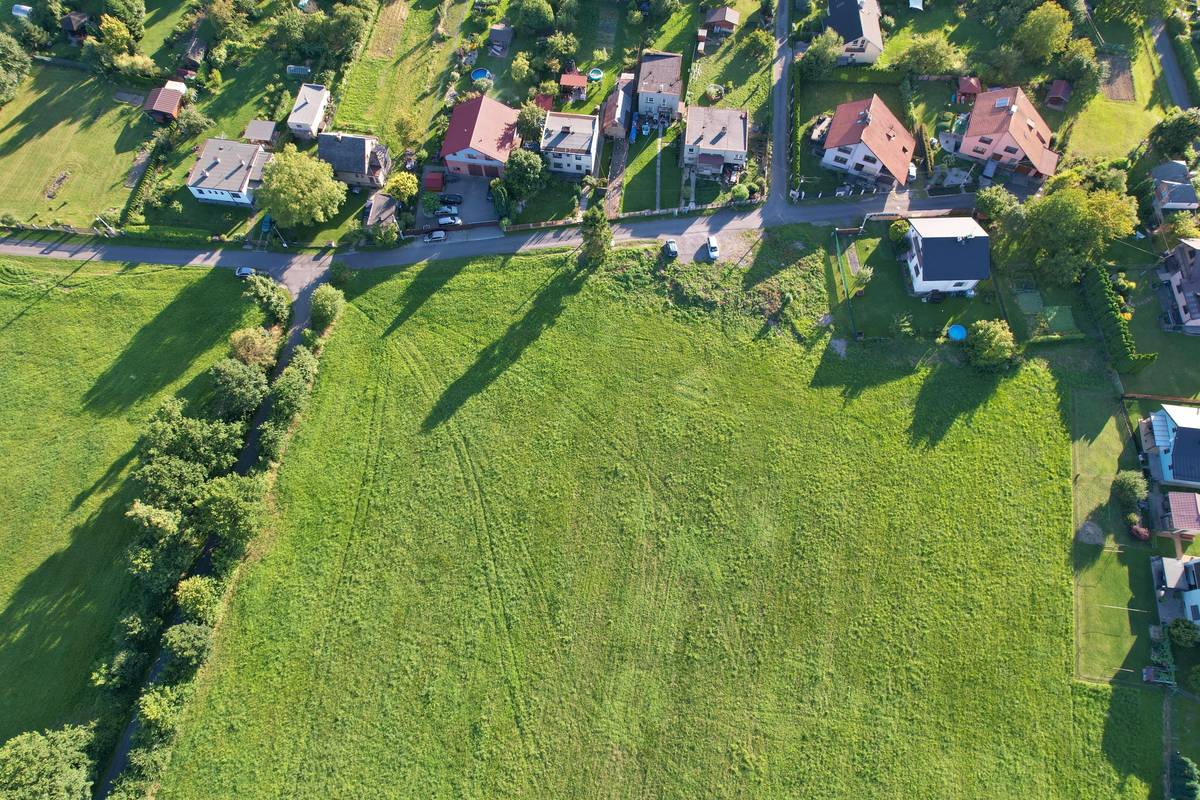 Město Český Těšín nabízí k prodeji stavební pozemky v lokalitě Mezi Lány, určené k výstavbě rodinných domů, formou výběrového řízení na nabídku nejvyšší kupní ceny. Jedná se o pozemky:  parc.č. 548/2: výměra 939 m²,  parc.č. 548/3: výměra 930 m²,  v katastrálním území Mosty u Českého Těšína.   Pozemky jsou v rovinatém terénu s možností dobrého komunikačního napojení, včetně napojení na inženýrské sítě, které se nacházejí v přilehlé přístupové komunikaci ul. Mezi Lány.  Minimální cena 1.500 Kč/m2.  Prohlídka pozemků: dne 26. 1. 2026 ve 12.00 hod. dne 28. 1. 2026 ve 12.00 hod.  Termín pro doručení nabídek:  do 9. 2. 2026 do 17 hodin, na podatelnu městského úřadu v Českém Těšíně, v uzavřené obálce s nápisem „PRODEJ POZEMKŮ – NEOTVÍRAT“.  Veškeré další informace o podmínkách a postupu prodeje pozemků jsou dostupné na stánkách města Český Těšín www.tesin.cz v sekci NEPŘEHLÉDNĚTE.