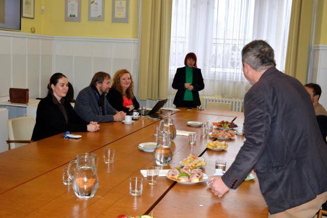 Péče o kulturní dědictví a systematická obnova historického prostředí patří dlouhodobě mezi priority města Prostějova. Právě tento přístup byl hlavním tématem včerejší návštěvy hodnotící komise soutěže o Cenu za nejlepší přípravu a realizaci Programu regenerace MPR a MPZ za rok 2025, která se uskutečnila v zasedací místnosti pod věží radnice. Členy komise byl  ředitel NPÚ v Olomouci Mgr. et Mgr. Jakub Novák, Ph.D., Mgr. Ondřej Belšík vedoucí odboru péče o památkový fond NPÚ v Olomouci a dále člen Sdružení historických sídel Čech, Moravy a Slezska a zástupce Ministerstva pro místní rozvoj.                               Číst dál...