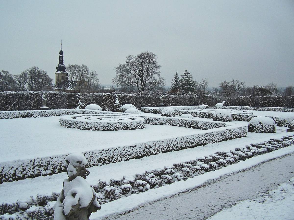 Zámecký park bude od soboty 17. ledna opět přístupný hlavních vchodem z Komenského ulice. Po přívalech sněhu a následné ledovce byl vchod uzavřen, protože pohyb po svažitých cestách po sněhu a ledu nebyl bezpečný. Cesty stále nejsou udržované a mohou být špatně schůdné. Prosíme, pokud vyrazíme do parku pokrytého sněhem, buďte opatrní. Otevírací doba zámeckého parku v lednu a únoru je 8:00 až 16:00