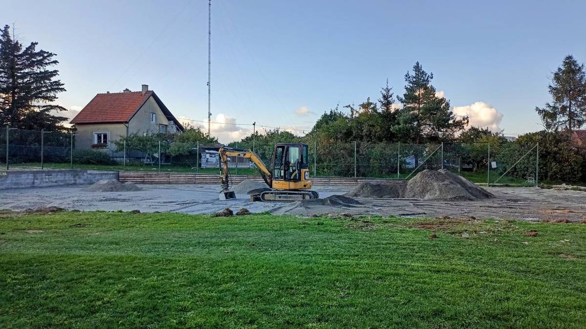 Zahájena rekonstrukce a rozšíření hřiště s umělým povrchem. Bude kompletně vyměněn povrch, oplocení, hřiště se rozšíří o 1,2 m a prodlouží o 1,7 m a nově bude vybudováno umělé osvětlení. Využívat tedy půjde i ve večerních časech.