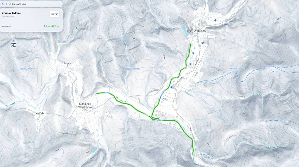 Dětský vlek máme v provozu, ale všechny příznivce běžek jistě potěší zpráva, že se nám podařilo upravit první kilometry běžeckých stop. Ty prozatím vedou po cyklostezce od pivovaru směrem na Sv. Štěpán po hájenku, a dále ve směru na Štítnou nad Vláří (k dřevěnému mostu u soutoku Járku a Vláry). Zítra dle sněhových podmínek budeme pokračovat a upravíme pro Vás oblíbenou trať  na Vršatecké magistrále. Pro aktuální stav běžeckých tras v okolí našeho města sledujte Bílé stopy:  https://bilestopy.cz/?region=reg_j8gzwqi8S2BvdZRuyXofg