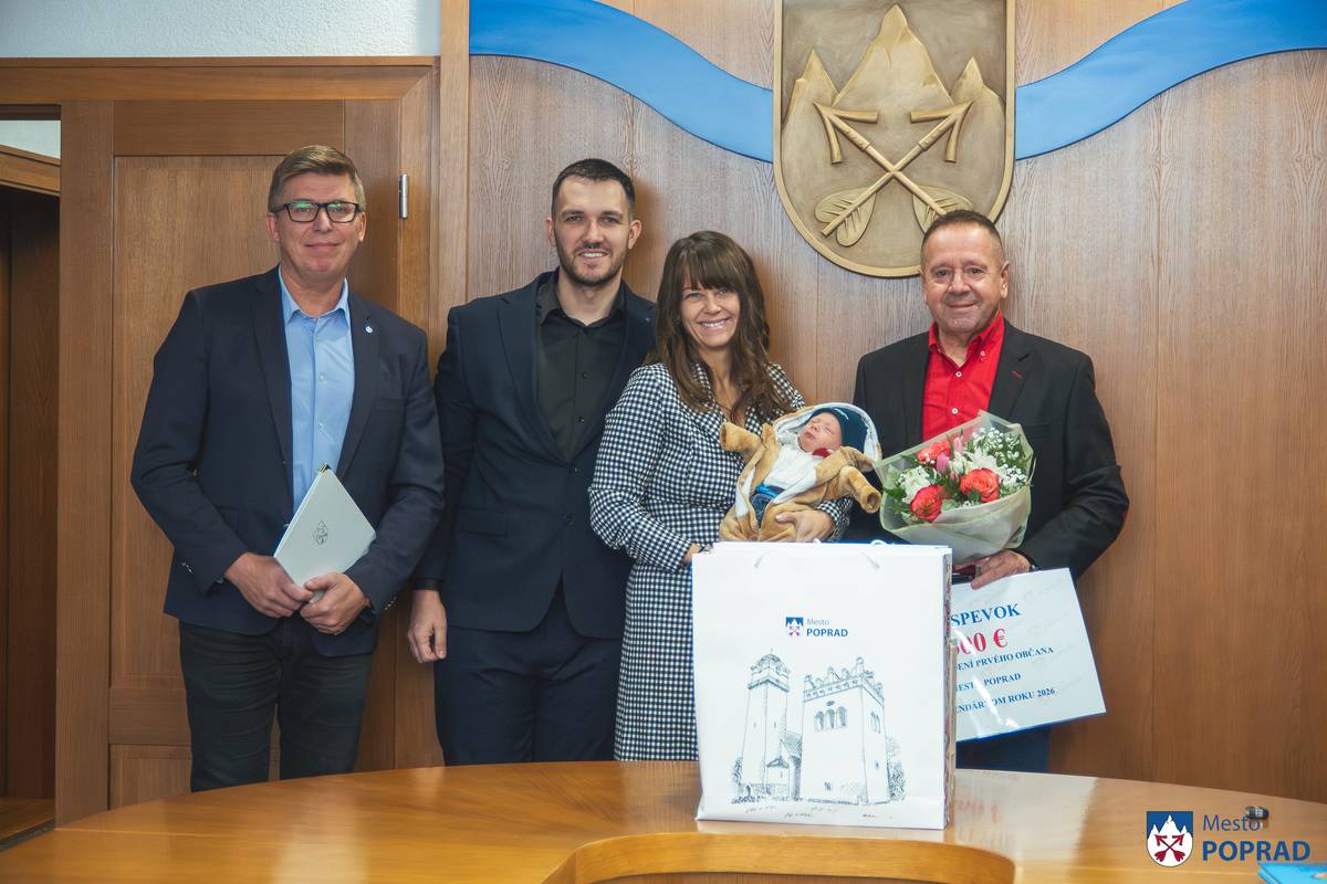 Primátor Anton Danko dnes slávnostne prijal malého Radoslava, prvého Popradčana narodeného v roku 2026, spolu s jeho rodičmi. Celej rodine zablahoželal a spolu s viceprimátorom Štefanom Pčolom im venoval vecný dar pre bábätko a symbolický šek v hodnote 500 eur. Rodičia taktiež prijali 200 eur, ktoré dostáva v Poprade každé prvorodené dieťatko v rodine.  Otecko malého Radoslava už dopredu predpovedal, že jeho synček bude prvým Popradčanom v roku 2026, a tak sa aj stalo.   „Rodičom aj malému Radkovi som poprial najmä veľa zdravia, lásky a radosti. Zároveň som ich s úsmevom povzbudil, aby Radko neostal jedináčikom, nech Poprad ďalej rastie a obyvateľov pribúda,“ povedal primátor Anton Danko.  Malý Radko je podľa mamky Kariny veľmi dobré dieťa, je veľký hladoš a veľa spinká.
