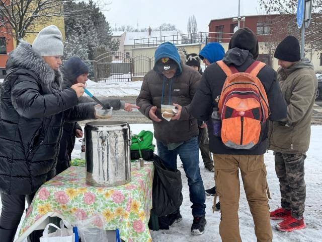 Město Prostějov i v tomto týdnu pokračuje v pomoci lidem bez domova, a to formou rozdávání teplé polévky. Akce probíhá ve spolupráci s Azylovým domem, který dodává každý den pečivo, přičemž polévka se připravuje v nedaleké školní jídelně. Náklady na vaření i zajištění výdeje hradí z vlastních prostředků vedení radnice.                               Číst dál...