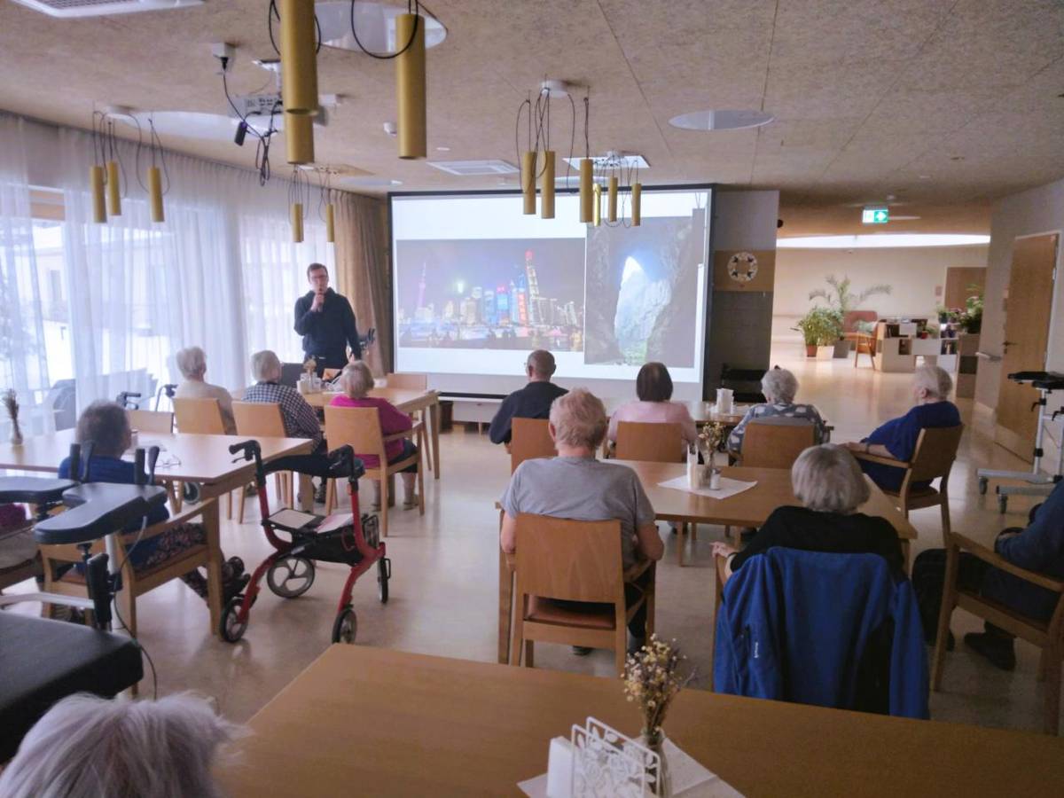 V Domově pro seniory Oblouková se uskutečnila zajímavá cestopisná přednáška pana Šimona Smyčky, která byla věnována jeho studiu a cestám po Číně.